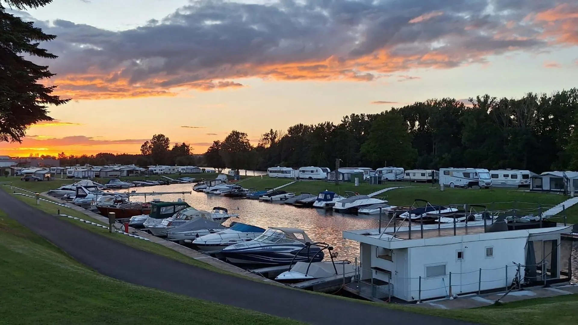 Main Hausboot Lore In Der Marina Trosdorf Bei Bamberg Bischberg Botel
